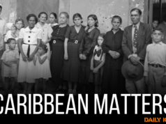 Relembrando o Massacre de Ponce em Porto Rico Parentes de nacionalistas mortos no massacre de Ponce em frente à sede do Partido Nacionalista. Buracos de bala de metralhadora na parede. Ponce, Porto Rico