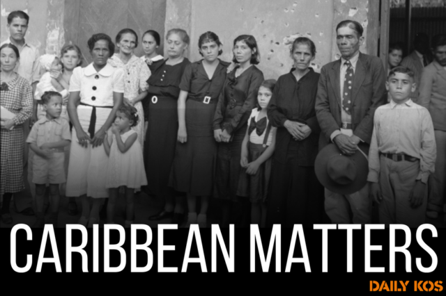 Parentes de nacionalistas mortos no massacre de Ponce em frente à sede do Partido Nacionalista. Buracos de bala de metralhadora na parede. Ponce, Porto Rico