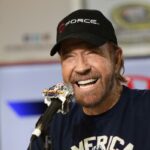 Chuck Norris fala com a mídia durante uma coletiva de imprensa antes da NASCAR Sprint Cup Series AAA Texas 500 no Texas Motor Speedway em 6 de novembro de 2016 em Fort Worth, Texas.