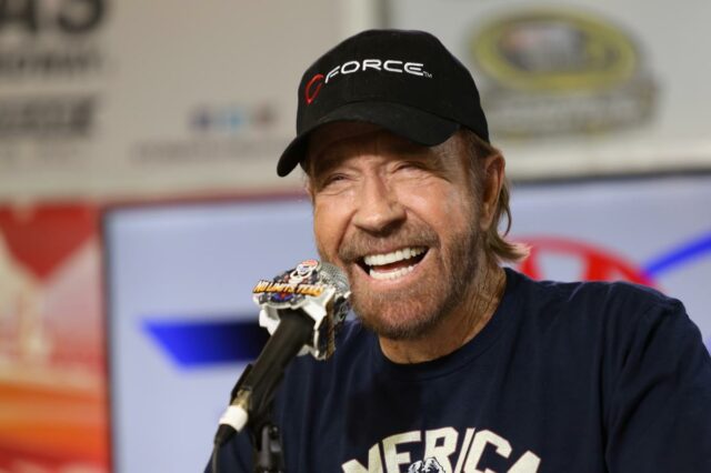 Chuck Norris fala com a mídia durante uma coletiva de imprensa antes da NASCAR Sprint Cup Series AAA Texas 500 no Texas Motor Speedway em 6 de novembro de 2016 em Fort Worth, Texas.   
