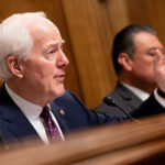 Republicano do Texas implorando pela bênção de Trump é educado em audiência