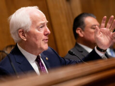 Republicano do Texas implorando pela bênção de Trump é educado em audiência Republicano do Texas implorando pela bênção de Trump é educado em audiência