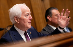 Republicano do Texas implorando pela bênção de Trump é educado em audiência Republicano do Texas implorando pela bênção de Trump é educado em audiência