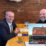 Os representantes Bjorn Olson e Brad Tabke jantam juntos em um restaurante.