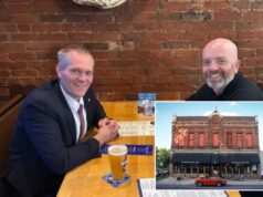 Restaurante em Minnesota oferece refeições gratuitas para legisladores estaduais que jantam com políticos do outro lado do corredor Os representantes Bjorn Olson e Brad Tabke jantam juntos em um restaurante.