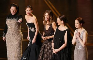 Reunião de ‘damas de honra’: Kristen Wiig, Melissa McCarthy e companhia fazem o Oscar rir lendo notas falsas dos indicados Reunião de 'damas de honra': Kristen Wiig, Melissa McCarthy e companhia fazem o Oscar rir lendo notas falsas dos indicados