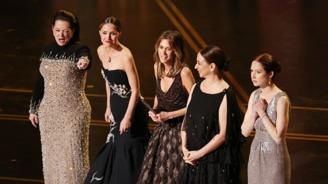 Reunião de 'damas de honra': Kristen Wiig, Melissa McCarthy e companhia fazem o Oscar rir lendo notas falsas dos indicados
