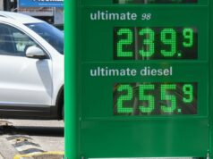 Reunião de emergência com grandes empresas de combustíveis é realizada enquanto a crise do petróleo continua Preços da gasolina mostrando o posto de gasolina da BP em Clovelly, 16 de março de 2026.