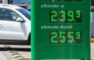 Reunião de emergência com grandes empresas de combustíveis é realizada enquanto a crise do petróleo continua Preços da gasolina mostrando o posto de gasolina da BP em Clovelly, 16 de março de 2026.