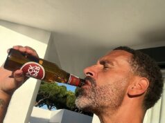 Revelado: Rio e Kate Ferdinand fugiram do Dubai devastado pela guerra e dos ataques com mísseis do Irão para a sua luxuosa villa no Algarve No sábado, Rio Ferdinand publicou nas redes sociais uma fotografia sua de peito nu, a beber uma garrafa de cerveja portuguesa Super Bock numa esplanada ensolarada e escreveu: 'Aquela sensação quando Liverpool + Chelsea perdem pontos na corrida pelo top 4'