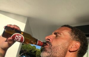 Revelado: Rio e Kate Ferdinand fugiram do Dubai devastado pela guerra e dos ataques com mísseis do Irão para a sua luxuosa villa no Algarve No sábado, Rio Ferdinand publicou nas redes sociais uma fotografia sua de peito nu, a beber uma garrafa de cerveja portuguesa Super Bock numa esplanada ensolarada e escreveu: 'Aquela sensação quando Liverpool + Chelsea perdem pontos na corrida pelo top 4'