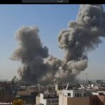 Fumaça subindo para o céu acima do complexo de Khamenei na Rua Pasteur, no coração de Teerã