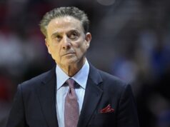 Rick Pitino destaca a configuração pós-jogo da NCAA após a derrota de St. Rick Pitino coaching St. John's Red Storm in NCAA Tournament