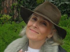 Ricki Lake presenteou diamante feito das cinzas da casa que ela perdeu no incêndio em Los Angeles EUA-ENTRETENIMENTO-PRÊMIO DE MÚSICA-PAÍS-CHEGADA