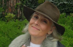 Ricki Lake presenteou diamante feito das cinzas da casa que ela perdeu no incêndio em Los Angeles EUA-ENTRETENIMENTO-PRÊMIO DE MÚSICA-PAÍS-CHEGADA