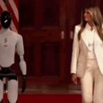 A primeira-dama Melania Trump chega ao lado de um robô humanoide, Figura 03.