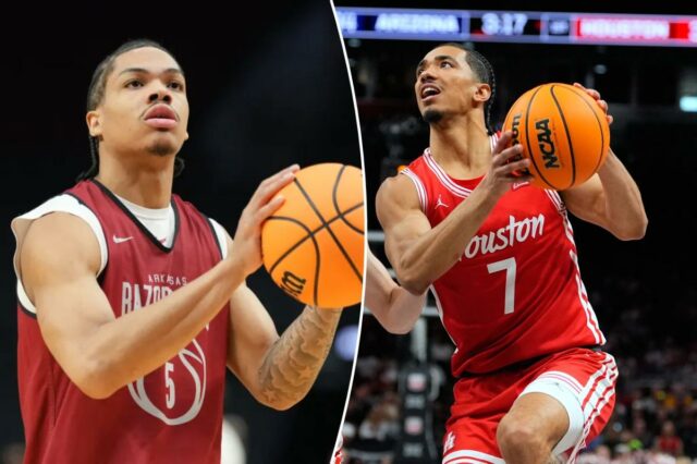 Darius Acuff Jr. do Arkansas Razorbacks se aquece com uma bola de basquete.