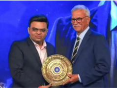 Roger Binny reage após receber o prêmio BCCI pelo conjunto de sua obra Roger Binny reage após receber o prêmio BCCI pelo conjunto de sua obra