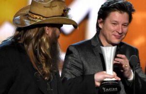 Ronnie Bowman, principal cantor de Bluegrass que escreveu sucessos para Chris Stapleton, Kenny Chesney e outras estrelas country, morre aos 64 anos Ronnie Bowman, principal cantor de Bluegrass que escreveu sucessos para Chris Stapleton, Kenny Chesney e outras estrelas country, morre aos 64 anos