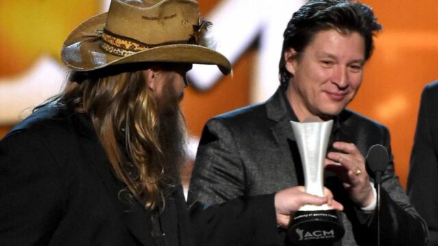 Ronnie Bowman, principal cantor de Bluegrass que escreveu sucessos para Chris Stapleton, Kenny Chesney e outras estrelas country, morre aos 64 anos
