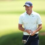 Rory McIlroy fez birdie no nono buraco, seu último buraco do dia, para fazer o corte após a segunda rodada do Players Championship em 13 de março de 2026.