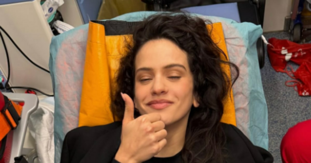 Rosalía compartilha uma foto do hospital depois de ficar 'extremamente doente' e sair do palco mais cedo
