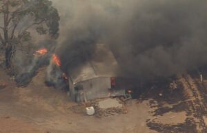 Rotas de evacuação bloqueadas em meio à emergência de incêndio florestal em Perth Incêndio em Perth Hills