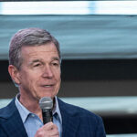 Roy Cooper: 'Tantas pessoas sob a Lei de Cuidados Acessíveis' 'Não podem mais pagar por isso'