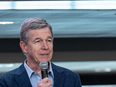 Roy Cooper: ‘Tantas pessoas sob a Lei de Cuidados Acessíveis’ ‘Não podem mais pagar por isso’ Roy Cooper: 'Tantas pessoas sob a Lei de Cuidados Acessíveis' 'Não podem mais pagar por isso'