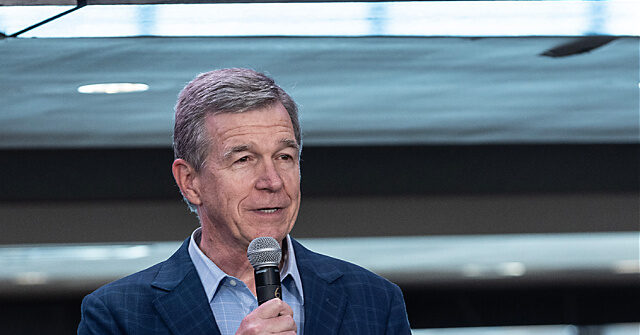 Roy Cooper: 'Tantas pessoas sob a Lei de Cuidados Acessíveis' Roy Cooper: 'Tantas pessoas sob a Lei de Cuidados Acessíveis' 'Não podem mais pagar por isso'