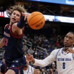 Rubén Prey busca um rebote na frente de Stephon Payne III durante a vitória do St. John's por 72-65 no Big East sobre Seton Hall no Prudential Center em 6 de março de 2026.