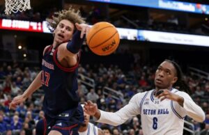 Ruben Prey dá grande impulso ao St. John do banco na vitória Rubén Prey busca um rebote na frente de Stephon Payne III durante a vitória do St. John's por 72-65 no Big East sobre Seton Hall no Prudential Center em 6 de março de 2026.