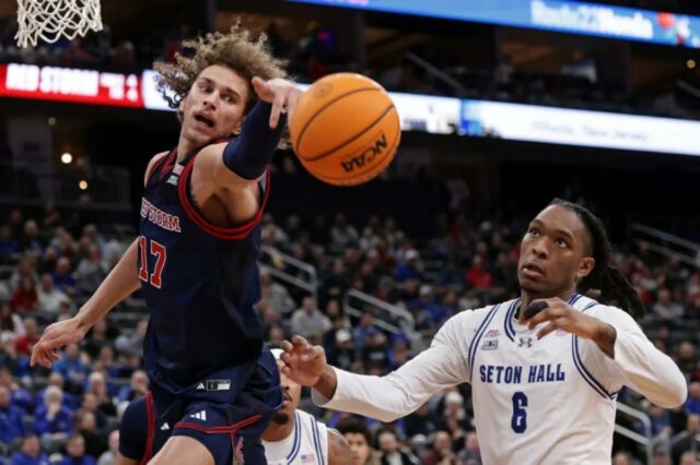 Rubén Prey busca um rebote na frente de Stephon Payne III durante a vitória do St. John's por 72-65 no Big East sobre Seton Hall no Prudential Center em 6 de março de 2026.