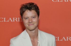 Rudy Pankow dá o próximo passo de ‘Outer Banks’ para ‘Lembretes dele’: ‘A Pride and Joy’ Jonathan Daviss como Pope, Chase Stokes como John B, Carlacia Grant como Cleo, Madelyn Cline como Sarah Cameron, Madison Bailey como Kiara, Rudy Pankow como JJ em