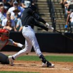 O infielder do New York Yankees, Ryan McMahon, acerta um single RBI contra o Philadelphia Phillies.