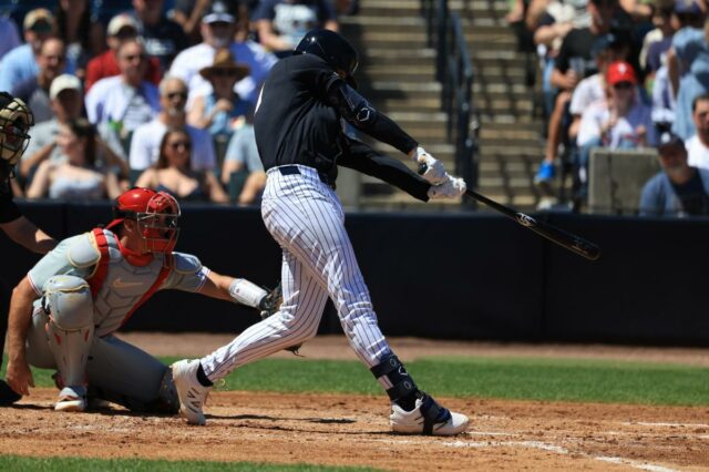 Ryan McMahon encerra a primavera sombria dos Yankees em alta O infielder do New York Yankees, Ryan McMahon, acerta um single RBI contra o Philadelphia Phillies.
