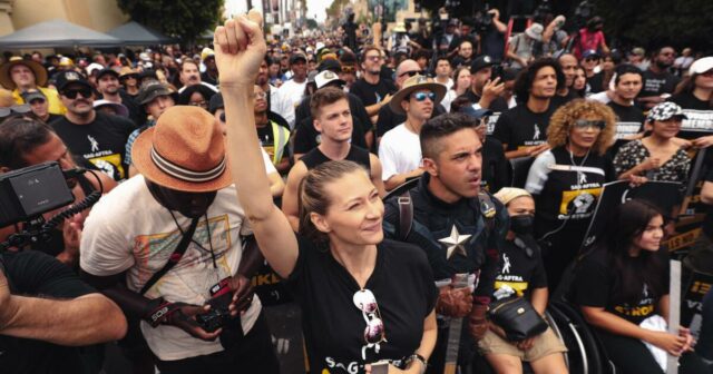 SAG-AFTRA estende negociações de contrato enquanto WGA finaliza demandas antes SAG-AFTRA estende negociações de contrato enquanto WGA finaliza demandas antes de se reunir com grandes estúdios