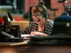 SARAH VINE: Em um mundo moderno cheio de fracos, Dame Jenni Murray foi uma inspiração, um ícone, um intelecto corajoso e imponente. Quão triste é que a BBC decidiu pendurá-la para secar por defender as mulheres Dame Jenni foi corajosa quando anunciou ao vivo, em 2006, que havia sido diagnosticada com câncer de mama, escreve Sarah Vine