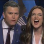 'SNL' Cold Open: Colin Jost e Ashley Padilla Skewer Pete Hegseth sobre o Irã e a demissão de Kristi Noem
