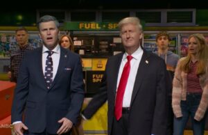 ‘SNL’: Trump ri de promessas anti-guerra quebradas e culpa Epstein pelo Irã em Cold Open | Vídeo Lorna Michaels
