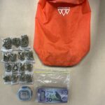 Nesta imagem fornecida pela Polícia da Nova Zelândia, itens doados para uma história de caridade, incluindo maconha e dinheiro, são exibidos em Southland, Nova Zelândia, em 18 de fevereiro de 2026.