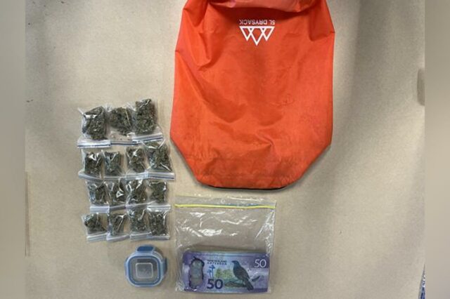 Nesta imagem fornecida pela Polícia da Nova Zelândia, itens doados para uma história de caridade, incluindo maconha e dinheiro, são exibidos em Southland, Nova Zelândia, em 18 de fevereiro de 2026.