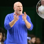 O técnico do Saint Louis, Josh Schertz, reagindo durante um jogo de basquete.