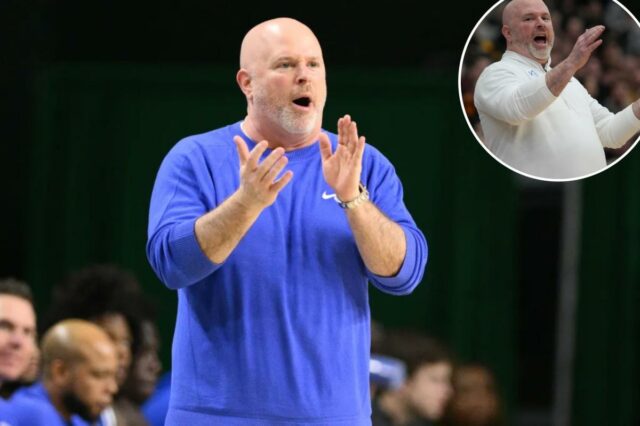 O técnico do Saint Louis, Josh Schertz, reagindo durante um jogo de basquete.