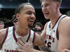 Saint Mary’s relishes vence o No. 9 Gonzaga no confronto final da rivalidade clássica do WCC O guarda do Saint Mary, Mikey Lewis (0), vai para a cesta contra o guarda do Gonzaga, Mario Saint-Supery, à direita, durante o segundo tempo de um jogo de basquete universitário da NCAA em Moraga, Califórnia, sábado, 28 de fevereiro de 2026. (AP Photo / Tony Avelar)