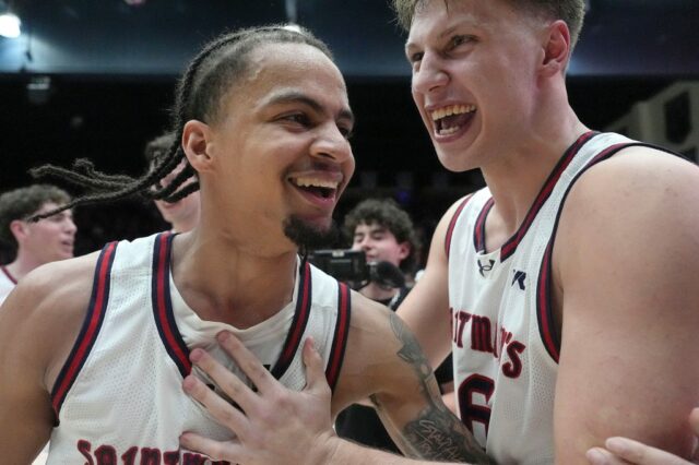 Saint Mary's relishes vence o No. 9 Gonzaga no confronto O guarda do Saint Mary, Mikey Lewis (0), vai para a cesta contra o guarda do Gonzaga, Mario Saint-Supery, à direita, durante o segundo tempo de um jogo de basquete universitário da NCAA em Moraga, Califórnia, sábado, 28 de fevereiro de 2026. (AP Photo / Tony Avelar)