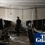 Sala de escritório com cabines e mesas usadas por golpistas