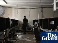 Salas falsas, adereços e um roteiro para atrair vítimas: dentro de um centro de golpes abandonado no Camboja Sala de escritório com cabines e mesas usadas por golpistas