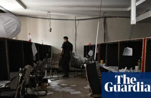 Salas falsas, adereços e um roteiro para atrair vítimas: dentro de um centro de golpes abandonado no Camboja Sala de escritório com cabines e mesas usadas por golpistas