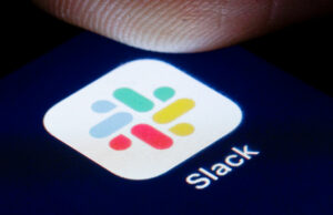 Salesforce anuncia uma reformulação pesada de IA para o Slack, com 30 novos recursos The logo of Instant Messaging Service Slack is shown on the display of a smartphone on April 22, 2020 in Berlin, Germany. (Photo by Thomas Trutschel/Photothek via Getty Images)